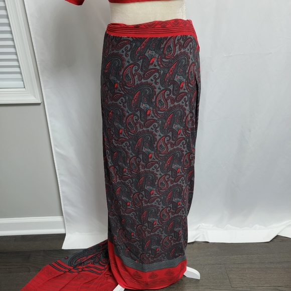 Gray/grey, red, black polyester saree/sari with paisley print - Picture 10 of 17